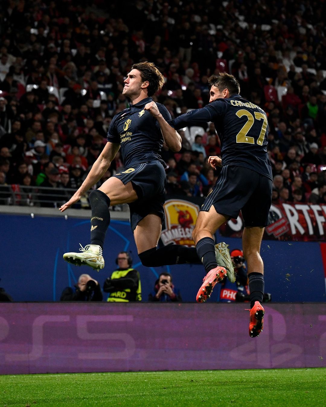 塞维利亚逆转乌拉圭，莱万统治全场